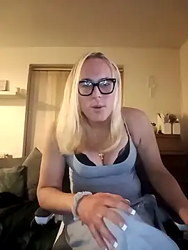 Snapshot of Connie_Pepper chatting on February 2025 08:44:02 PM Connie Pepper online show from February 2025 08:44:02 PM