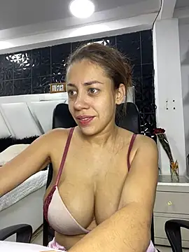 Snapshot of AnnbellaRosse chatting on March 2025 01:58:02 AM AnnbellaRosse online show from March 2025 01:58:02 AM