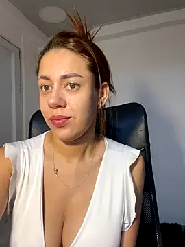 Snapshot of AnnbellaRosse chatting on September 2025 03:50:01 PM AnnbellaRosse online show from September 2025 03:50:01 PM