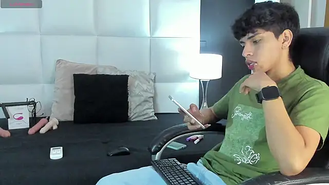 Snapshot of Santy_carrington chatting on December 2024 08:23:01 PM Santy carrington online show from December 2024 08:23:01 PM