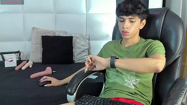 Snapshot of Santy_carrington chatting on December 2024 11:24:01 PM Santy carrington online show from December 2024 11:24:01 PM