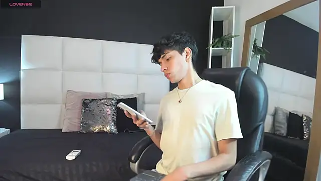 Snapshot of Santy_carrington chatting on December 2024 09:52:01 PM Santy carrington online show from December 2024 09:52:01 PM