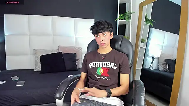 Snapshot of Santy_carrington chatting on December 2024 08:37:02 PM Santy carrington online show from December 2024 08:37:02 PM