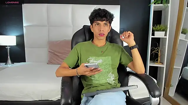 Snapshot of Santy_carrington chatting on December 2024 08:34:01 PM Santy carrington online show from December 2024 08:34:01 PM