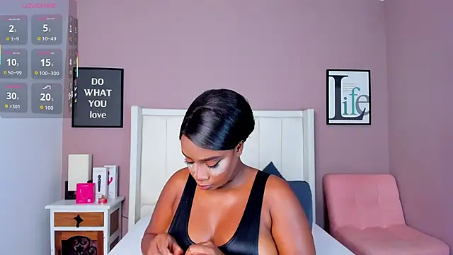 Britanymooree online show from November 2025 07:59:02 PM