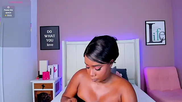 Britanymooree online show from November 2025 07:46:01 PM