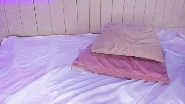 Littleolivia  online show from January 2025 07:07:01 PM