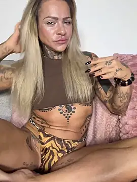 Snapshot of Divina_X_ chatting on November 2025 06:46:02 PM Divina X online show from November 2025 06:46:02 PM