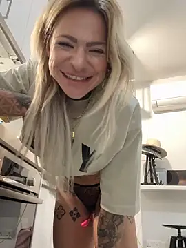 Snapshot of Divina_X_ chatting on December 2025 05:09:01 PM Divina X online show from December 2025 05:09:01 PM