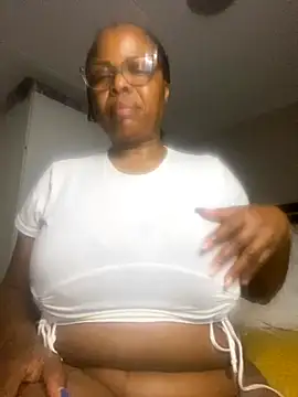 Snapshot of Nomthie chatting on September 2025 08:43:01 PM Nomthie online show from September 2025 08:43:01 PM