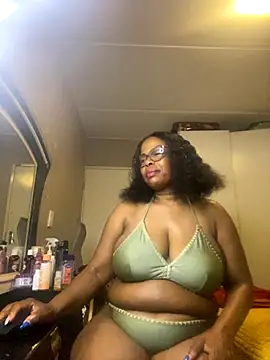 Snapshot of Nomthie chatting on September 2025 05:37:01 PM Nomthie online show from September 2025 05:37:01 PM