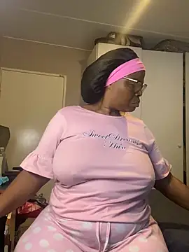 Snapshot of Nomthie chatting on December 2025 04:11:02 AM Nomthie online show from December 2025 04:11:02 AM