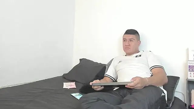 Snapshot of evanandsunny chatting on December 2024 06:46:02 PM evanandsunny online show from December 2024 06:46:02 PM