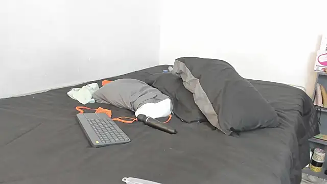 Snapshot of evanandsunny chatting on December 2024 07:21:02 PM evanandsunny online show from December 2024 07:21:02 PM