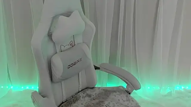 Snapshot of PorchaPlay chatting on February 2025 02:16:01 AM PorchaPlay online show from February 2025 02:16:01 AM