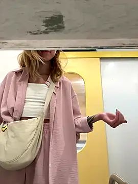 Snapshot of enjoy_my_beauty chatting on December 2024 04:32:02 AM enjoy my beauty online show from December 2024 04:32:02 AM