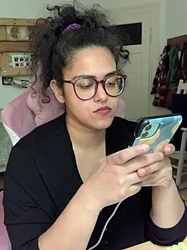 Snapshot of Curvydesifromgermany chatting on June 2026 01:43:02 PM Curvydesifromgermany online show from June 2026 01:43:02 PM