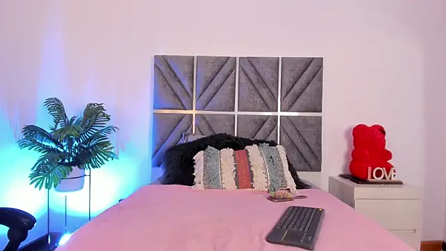 Laura Dicardy online show from September 2025 07:27:02 PM