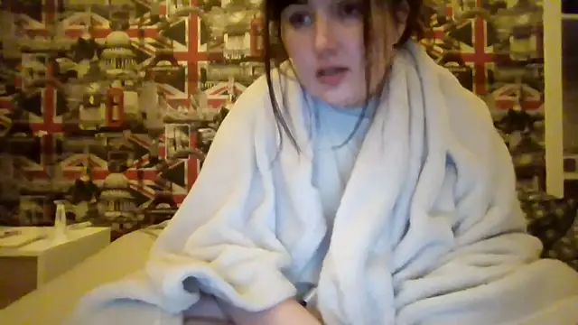 Snapshot of Lynylou chatting on November 2025 07:18:01 PM Lynylou online show from November 2025 07:18:01 PM