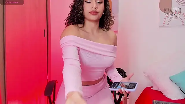 Snapshot of SeleneClark chatting on February 2025 03:32:01 PM SeleneClark online show from February 2025 03:32:01 PM