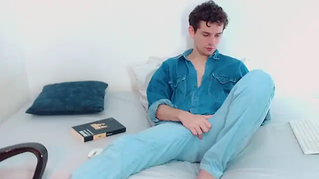 Snapshot of Elio555 chatting on December 2024 05:26:01 PM Elio555 online show from December 2024 05:26:01 PM