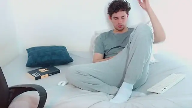 Snapshot of Elio555 chatting on December 2024 04:49:01 PM Elio555 online show from December 2024 04:49:01 PM