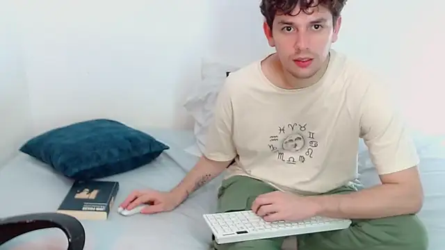 Snapshot of Elio555 chatting on December 2024 08:40:01 PM Elio555 online show from December 2024 08:40:01 PM