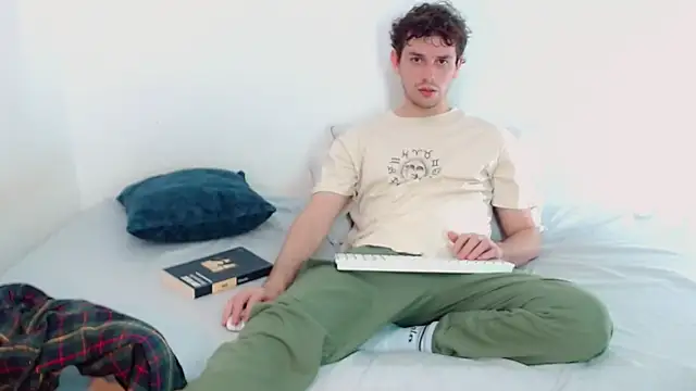 Snapshot of Elio555 chatting on December 2024 09:33:02 PM Elio555 online show from December 2024 09:33:02 PM