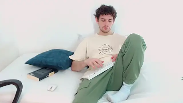 Snapshot of Elio555 chatting on December 2024 06:31:02 PM Elio555 online show from December 2024 06:31:02 PM