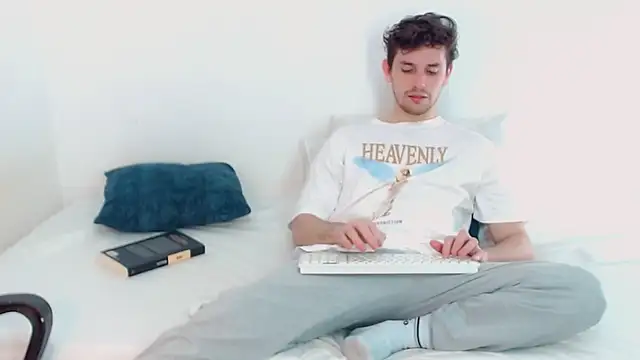 Snapshot of Elio555 chatting on December 2024 11:28:02 PM Elio555 online show from December 2024 11:28:02 PM