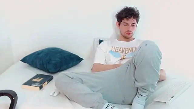 Snapshot of Elio555 chatting on December 2024 10:07:02 PM Elio555 online show from December 2024 10:07:02 PM