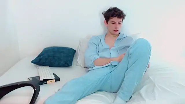 Snapshot of Elio555 chatting on December 2024 01:13:02 AM Elio555 online show from December 2024 01:13:02 AM