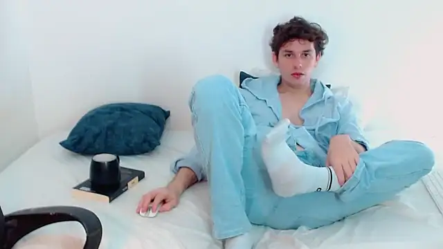 Snapshot of Elio555 chatting on December 2024 04:18:02 AM Elio555 online show from December 2024 04:18:02 AM