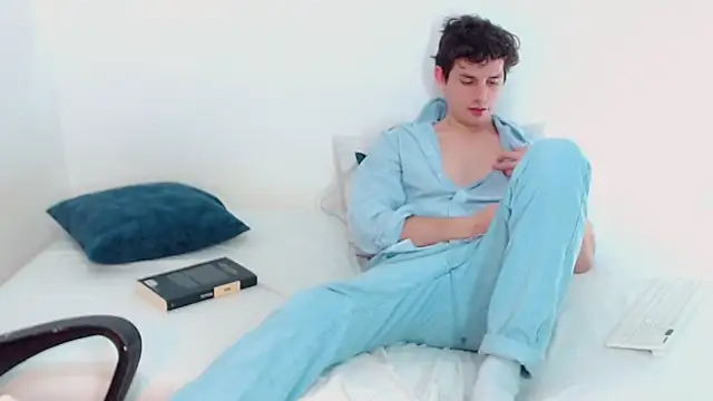 Snapshot of Elio555 chatting on December 2024 08:04:01 PM Elio555 online show from December 2024 08:04:01 PM