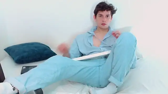 Snapshot of Elio555 chatting on December 2024 11:09:02 PM Elio555 online show from December 2024 11:09:02 PM