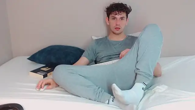 Snapshot of Elio555 chatting on December 2024 11:02:02 PM Elio555 online show from December 2024 11:02:02 PM