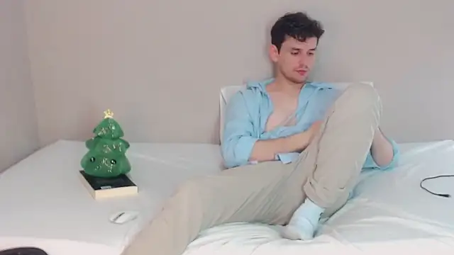 Snapshot of Elio555 chatting on December 2024 08:16:02 PM Elio555 online show from December 2024 08:16:02 PM