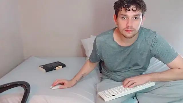 Snapshot of Elio555 chatting on December 2024 09:09:02 PM Elio555 online show from December 2024 09:09:02 PM