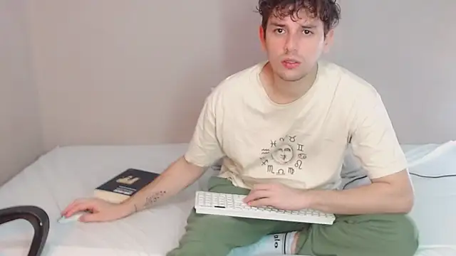 Snapshot of Elio555 chatting on January 2025 11:41:01 PM Elio555 online show from January 2025 11:41:01 PM