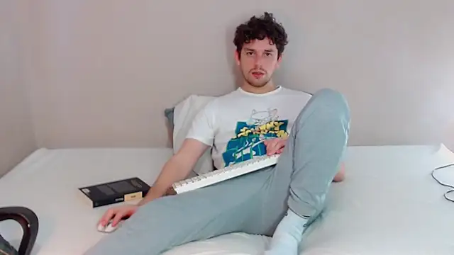 Snapshot of Elio555 chatting on January 2025 09:18:02 PM Elio555 online show from January 2025 09:18:02 PM