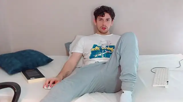 Snapshot of Elio555 chatting on January 2025 12:48:02 AM Elio555 online show from January 2025 12:48:02 AM