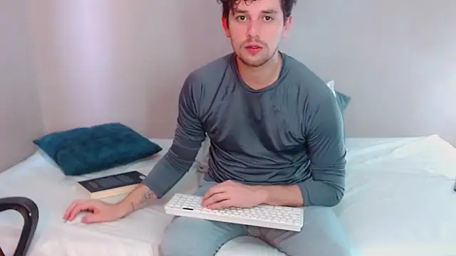 Snapshot of Elio555 chatting on January 2025 08:31:02 PM Elio555 online show from January 2025 08:31:02 PM