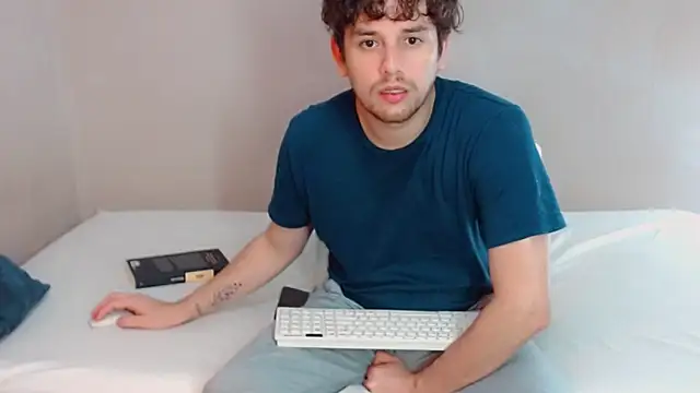 Snapshot of Elio555 chatting on February 2025 11:59:02 PM Elio555 online show from February 2025 11:59:02 PM