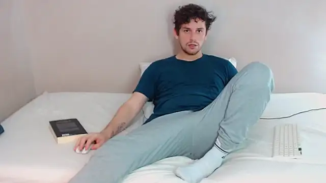 Snapshot of Elio555 chatting on February 2025 01:54:02 AM Elio555 online show from February 2025 01:54:02 AM