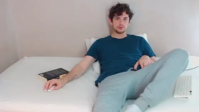 Snapshot of Elio555 chatting on February 2025 10:42:02 PM Elio555 online show from February 2025 10:42:02 PM