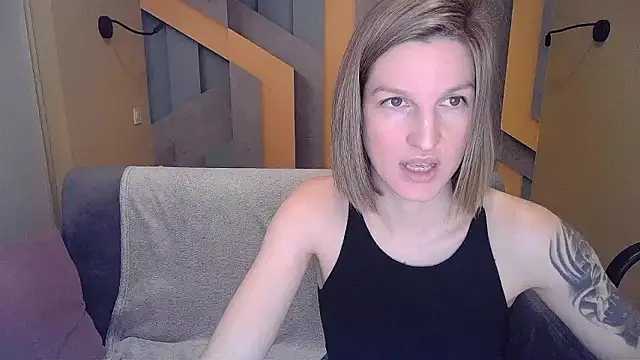 Snapshot of EmilyWalkeri chatting on December 2024 10:52:01 AM EmilyWalkeri online show from December 2024 10:52:01 AM