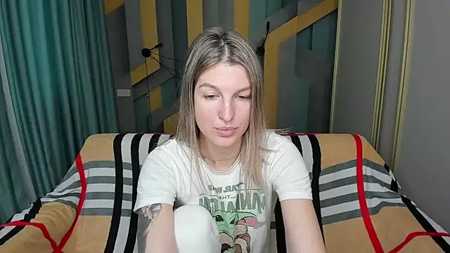 Snapshot of EmilyWalkeri chatting on December 2025 08:00:02 AM EmilyWalkeri online show from December 2025 08:00:02 AM