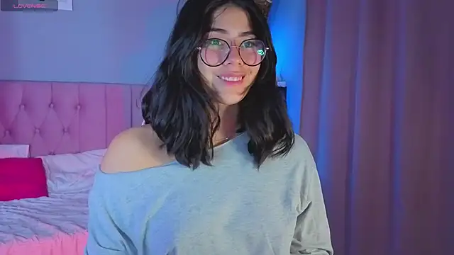 Snapshot of LoaLuxury chatting on October 2025 12:06:01 AM LoaLuxury online show from October 2025 12:06:01 AM