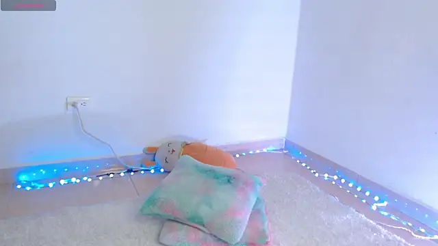 Emelyross  online show from December 2025 06:03:02 PM