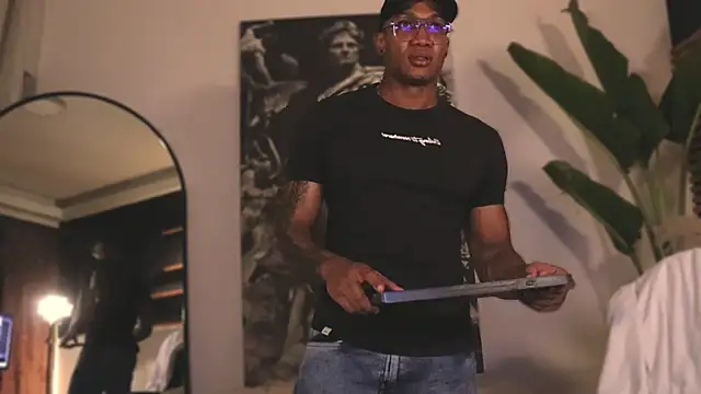 Snapshot of Logan_Varela chatting on February 2025 09:22:01 PM Logan Varela online show from February 2025 09:22:01 PM